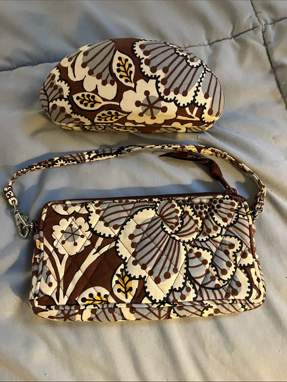 Vera Bradley Quilted Wristlet  and  matching eye glass case - Picture 2 of 5